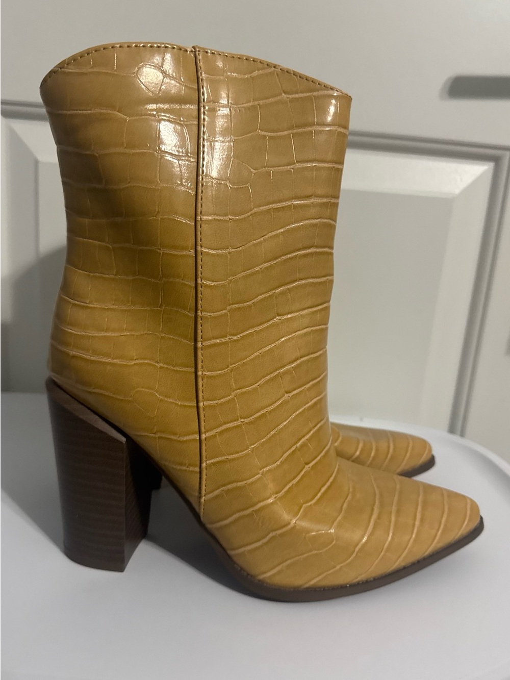 Crocodile Tan High Heeled Boots /Booties Size 7 1/2